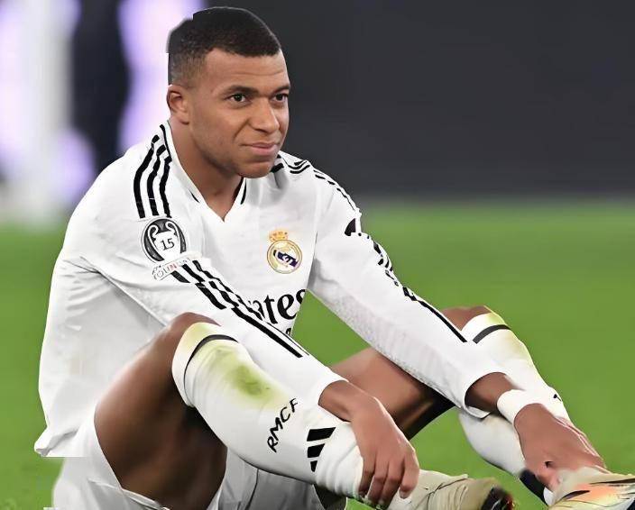 突发！皇马官宣姆巴佩左腿重伤，赛季报销疑云笼罩，国家德比成最大悬念